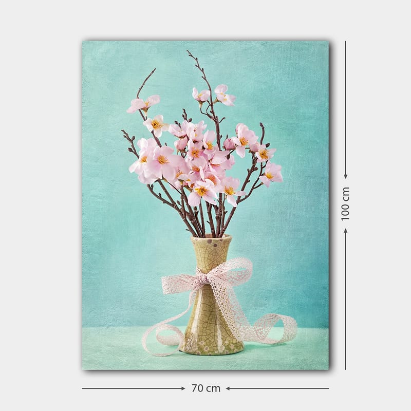 Canvastavla 70x100 cm - Vacker bukett med rosa blommor i en grön vas dekorerad med ett ljusrosa band - Rosa / Grön / Ljusblå - Inredning & dekor - Tavlor & konst - Canvastavla