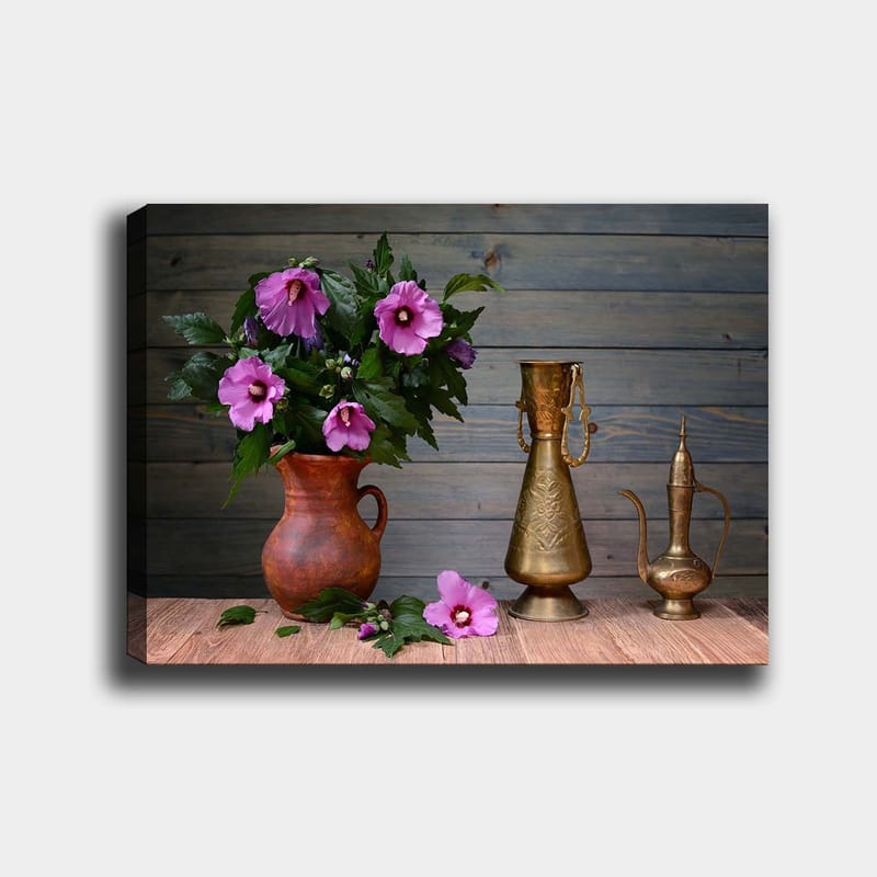 Canvastavla 70x100 cm - Vacker bukett med rosa blommor i en keramikvas på ett träbord, omgiven av metallföremål - Rosa / Grön / Brun - Inredning & dekor - Tavlor & konst - Canvastavla