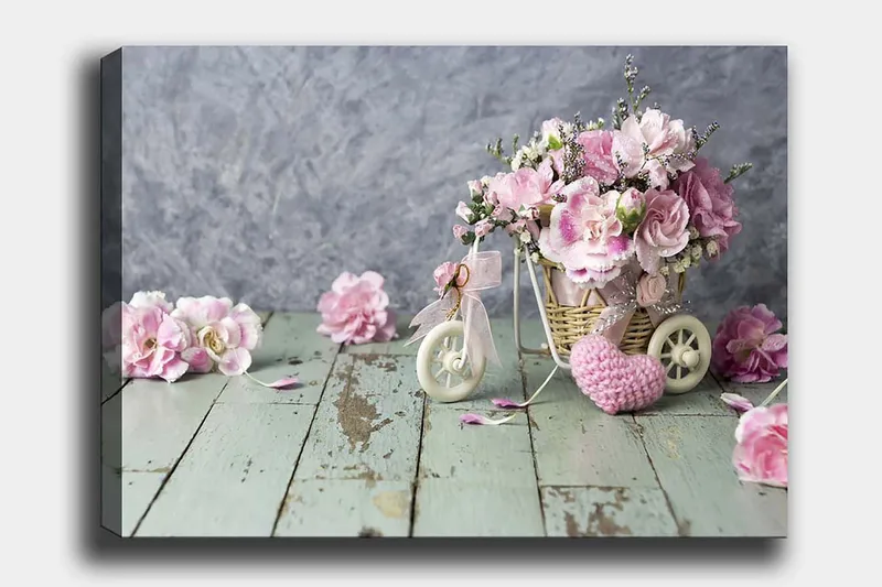 Canvastavla 70x100 cm - Vacker bukett med rosa blommor i en liten cykelkorg - Rosa / Grön / Vit - Inredning & dekor - Tavlor & konst - Canvastavla