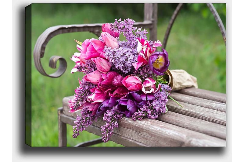 Canvastavla 70x100 cm - Vacker bukett med rosa och lila blommor arrangerad på en bänk - Rosa / Lila / Grön - Inredning & dekor - Tavlor & konst - Canvastavla