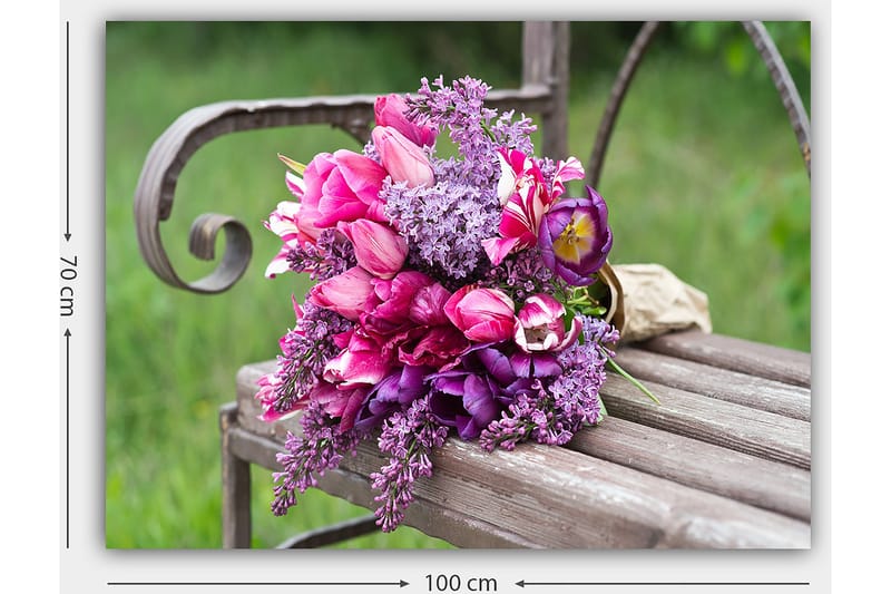 Canvastavla 70x100 cm - Vacker bukett med rosa och lila blommor arrangerad på en bänk - Rosa / Lila / Grön - Inredning & dekor - Tavlor & konst - Canvastavla
