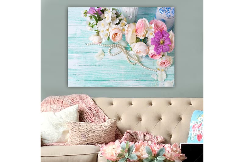 Canvastavla 70x100 cm - Vacker bukett med rosa och lila blommor tillsammans med pärlor på en ljusgrön bakgrund - Rosa / Lila / Vit - Inredning & dekor - Tavlor & konst - Canvastavla
