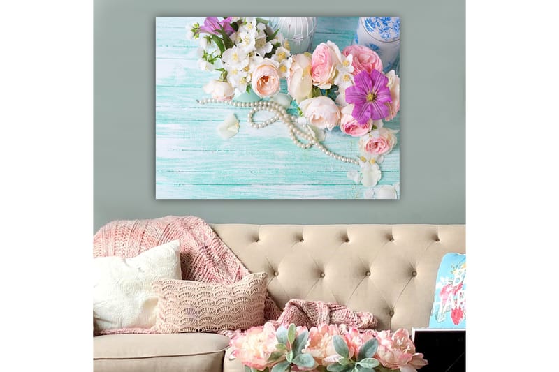 Canvastavla 70x100 cm - Vacker bukett med rosa och lila blommor tillsammans med pärlor på en ljusgrön bakgrund - Rosa / Lila / Vit - Inredning & dekor - Tavlor & konst - Canvastavla