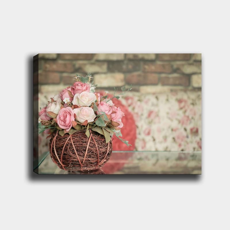 Canvastavla 70x100 cm - Vacker bukett med rosa rosor i en korg av kvistar - Rosa / Grön / Brun - Inredning & dekor - Tavlor & konst - Canvastavla