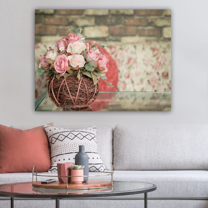 Canvastavla 70x100 cm - Vacker bukett med rosa rosor i en korg av kvistar - Rosa / Grön / Brun - Inredning & dekor - Tavlor & konst - Canvastavla