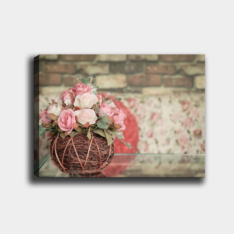Canvastavla 70x100 cm - Vacker bukett med rosa rosor i en korg av kvistar - Rosa / Grön / Brun - Inredning & dekor - Tavlor & konst - Canvastavla