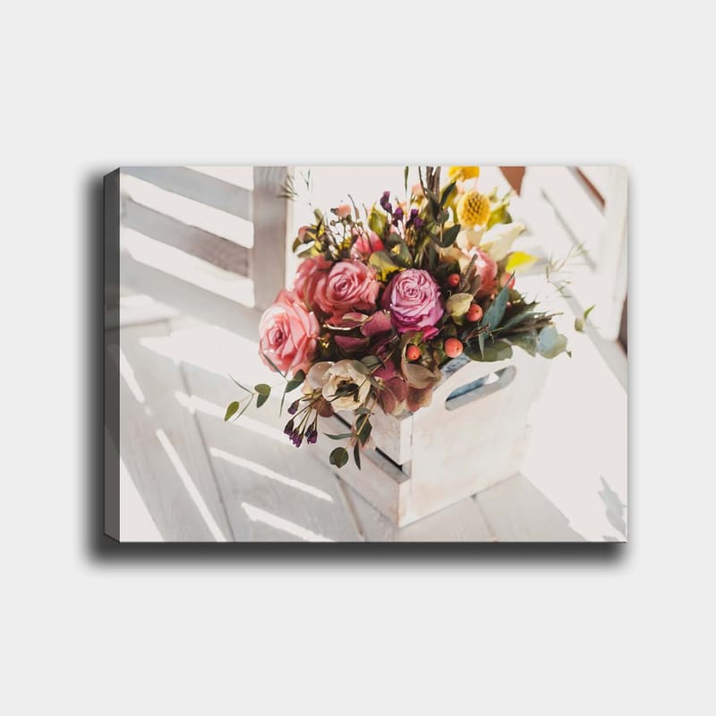 Canvastavla 70x100 cm - Vacker bukett med rosor och andra blommor i en vit korg - Rosa / Grön / Gul - Inredning & dekor - Tavlor & konst - Canvastavla