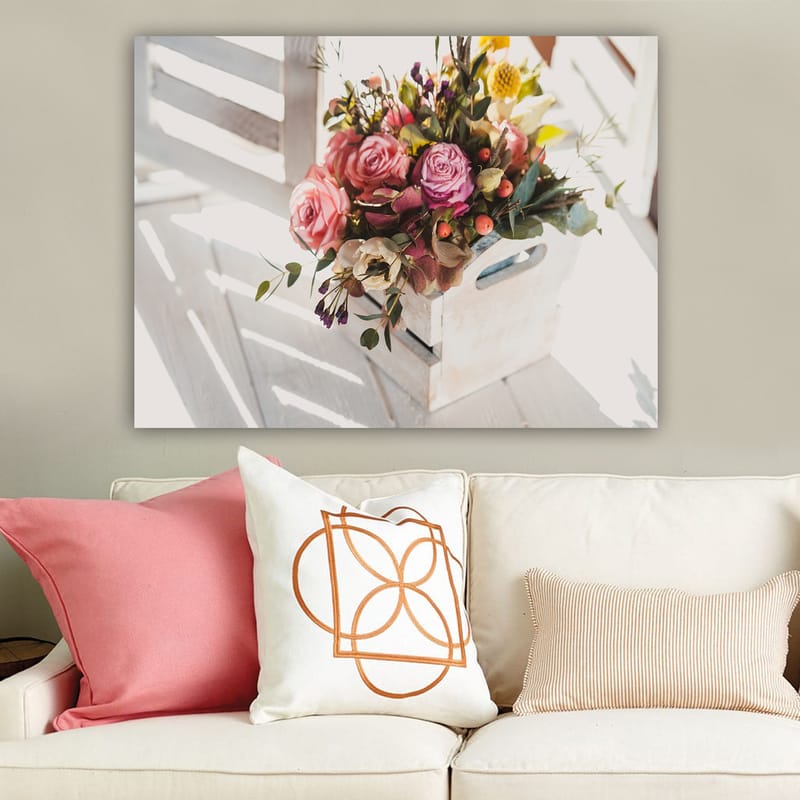 Canvastavla 70x100 cm - Vacker bukett med rosor och andra blommor i en vit korg - Rosa / Grön / Gul - Inredning & dekor - Tavlor & konst - Canvastavla