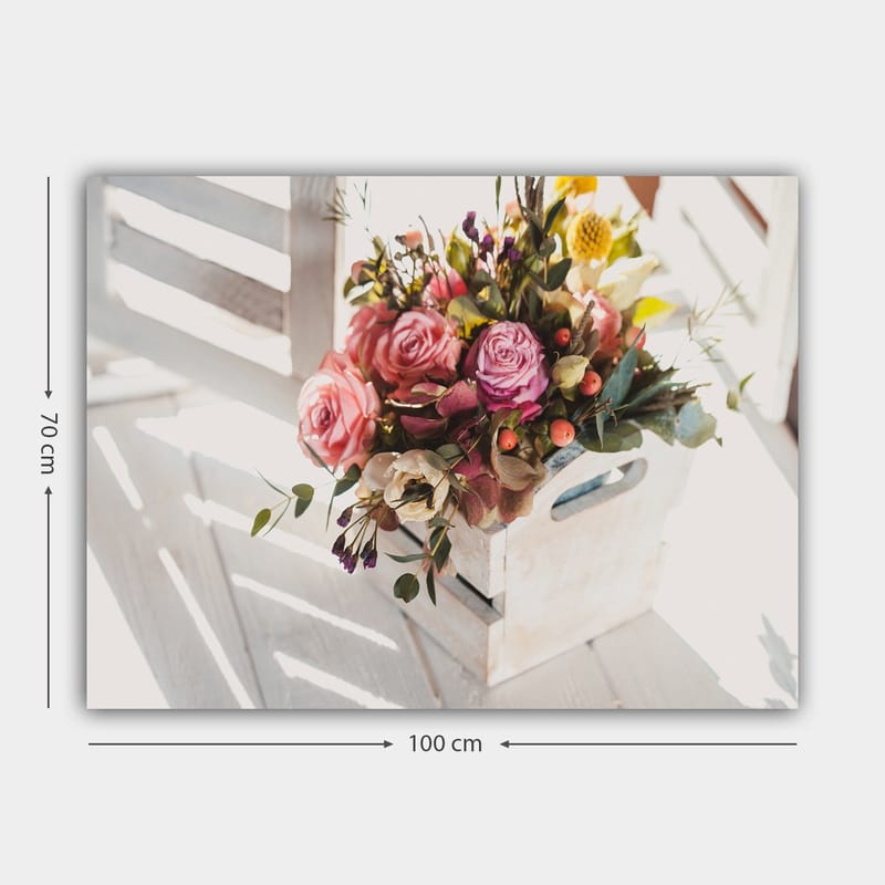 Canvastavla 70x100 cm - Vacker bukett med rosor och andra blommor i en vit korg - Rosa / Grön / Gul - Inredning & dekor - Tavlor & konst - Canvastavla