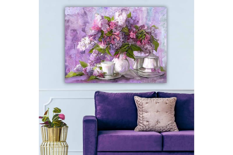 Canvastavla 70x100 cm - Vacker bukett med syrener i lila och rosa nyanser, omgiven av vita porslinskoppar och fat - Lila / Rosa / Grön - Inredning & dekor - Tavlor & konst - Canvastavla