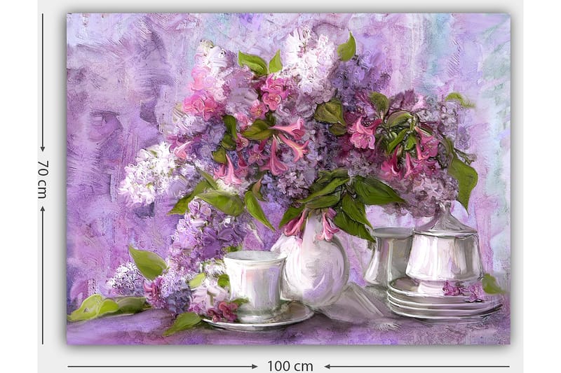 Canvastavla 70x100 cm - Vacker bukett med syrener i lila och rosa nyanser, omgiven av vita porslinskoppar och fat - Lila / Rosa / Grön - Inredning & dekor - Tavlor & konst - Canvastavla