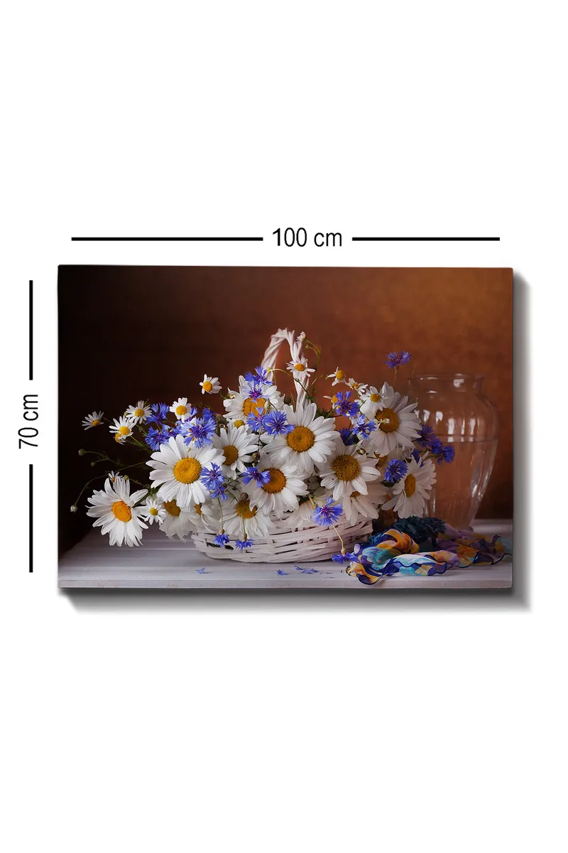 Canvastavla 70x100 cm - Vacker bukett med prästkragar och blåklint i en korg - Vit / Blå / Gul - Inredning & dekor - Tavlor & konst - Canvastavla