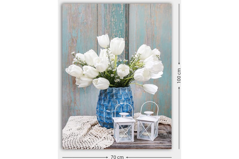 Canvastavla 70x100 cm - Vacker bukett vita tulpaner i en blå vas, placerad på en träyta med ljusa detaljer - Vit / Blå / Grå - Inredning & dekor - Tavlor & konst - Canvastavla
