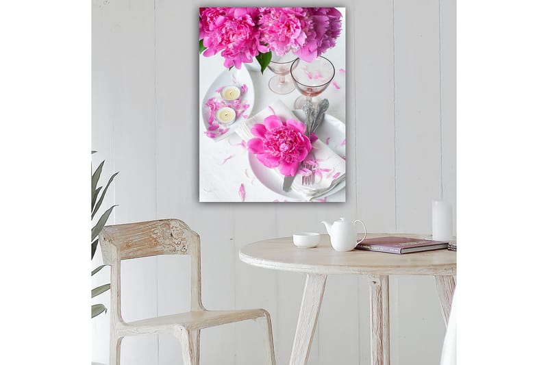 Canvastavla 70x100 cm - Vacker dukning med rosa pioner och eleganta glas - Rosa / Vit - Inredning & dekor - Tavlor & konst - Canvastavla