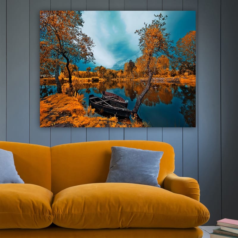 Canvastavla 70x100 cm - Vacker höstlandskap med en stilla sjö och en båt vid strandkanten - Orange / Turkos - Inredning & dekor - Tavlor & konst - Canvastavla