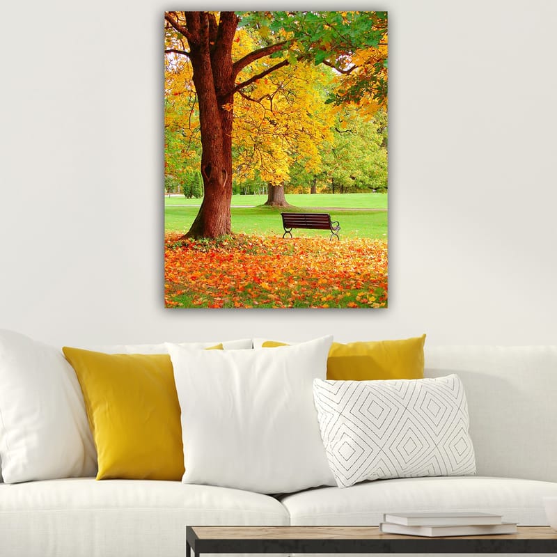Canvastavla 70x100 cm - Vacker höstscen med en bänk under ett färgsprakande träd - Guldgul / Orange / Brun - Inredning & dekor - Tavlor & konst - Canvastavla