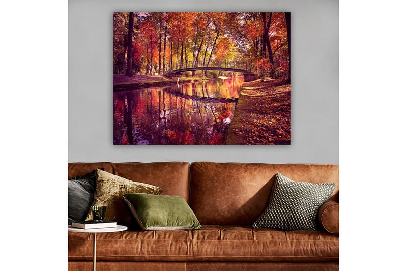 Canvastavla 70x100 cm - Vacker höstscen med en bro som sträcker sig över en spegelblanka vattenyta omgiven av färgglada träd - Orange / Röd / Gul - Inredning & dekor - Tavlor & konst - Canvastavla
