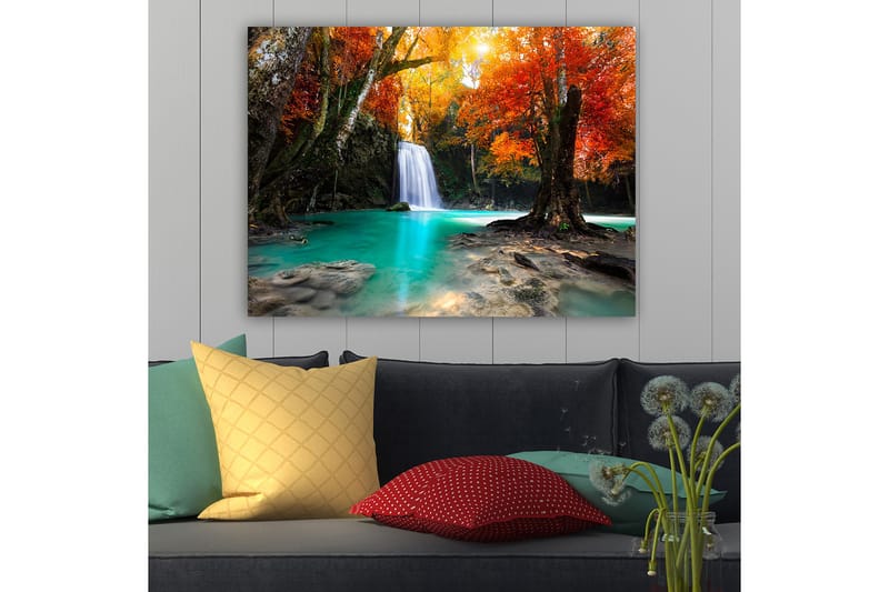 Canvastavla 70x100 cm - Vacker höstscen med en vattenfall omgiven av färgglada träd i orange och röd nyans - Turkos / Orange / Röd - Inredning & dekor - Tavlor & konst - Canvastavla