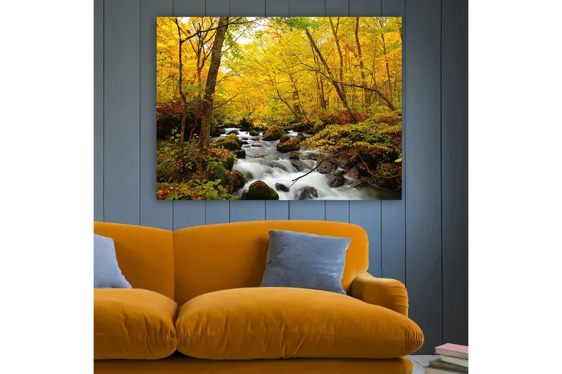 Canvastavla 70x100 cm - Vacker höstscen med ett porlande vattendrag omgiven av gyllene och röda träd - Guldgul / Mörkgrön / Röd - Inredning & dekor - Tavlor & konst - Canvastavla