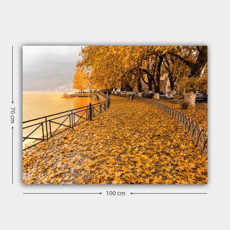 Canvastavla 70x100 cm - Vacker höstscen med gyllene löv som täcker en promenadväg vid en sjö - Guldorange / Mörkgul / Brun - Inredning & dekor - Tavlor & konst - Canvastavla