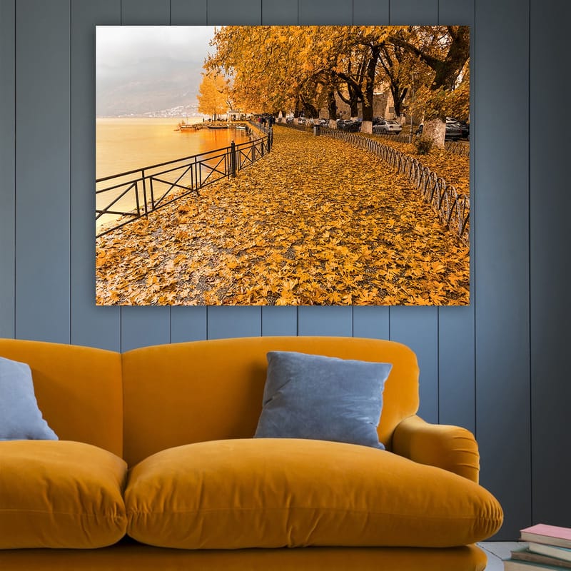 Canvastavla 70x100 cm - Vacker höstscen med gyllene löv som täcker en promenadväg vid en sjö - Guldorange / Mörkgul / Brun - Inredning & dekor - Tavlor & konst - Canvastavla