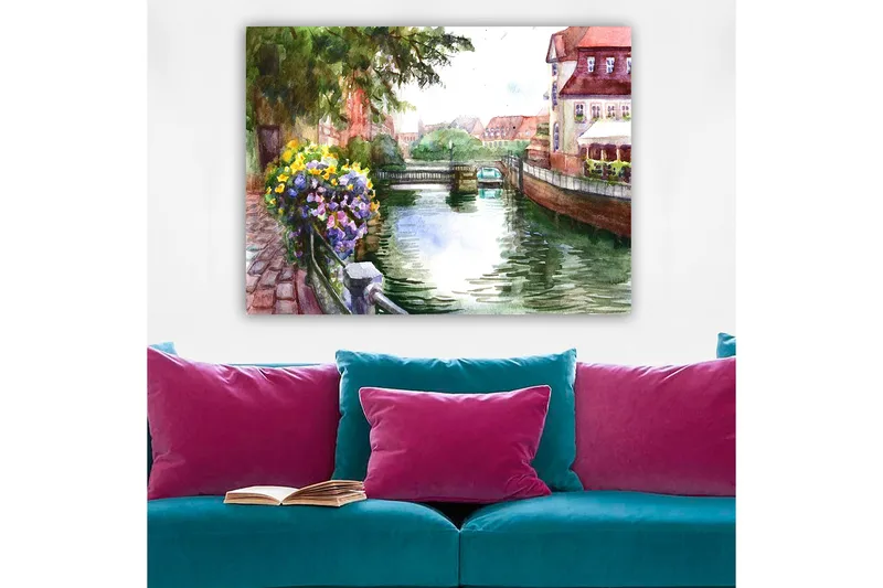 Canvastavla 70x100 cm - Vacker kanal med blommor i förgrunden och pittoreska byggnader i bakgrunden - Grön / Blå / Lila - Inredning & dekor - Tavlor & konst - Canvastavla