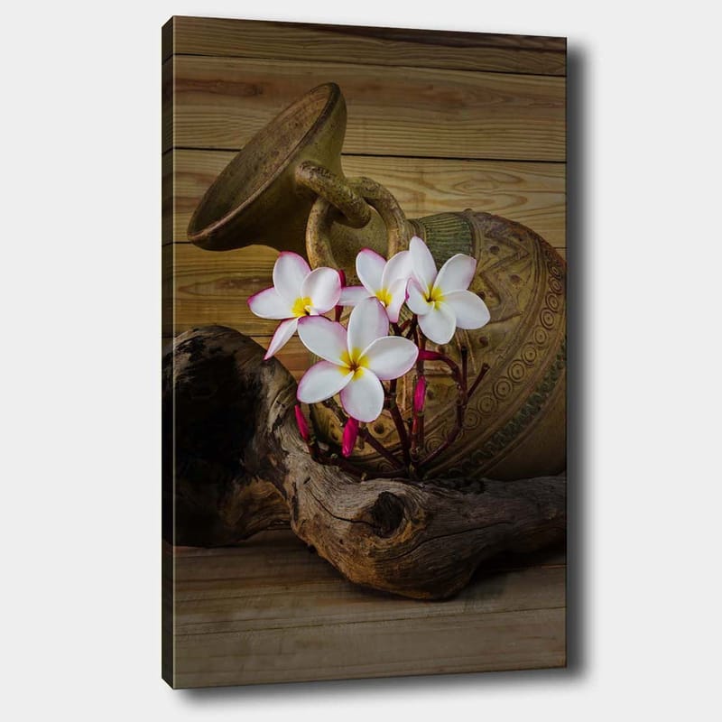 Canvastavla 70x100 cm - Vacker keramikkruka med vita blommor och en träbit som bas - Vit / Rosa / Brun - Inredning & dekor - Tavlor & konst - Canvastavla