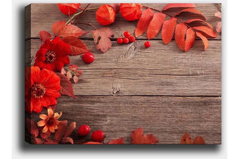 Canvastavla 70x100 cm - Vacker komposition av röda blommor och höstlöv mot en träbakgrund - Röd / Orange / Brun - Inredning & dekor - Tavlor & konst - Canvastavla