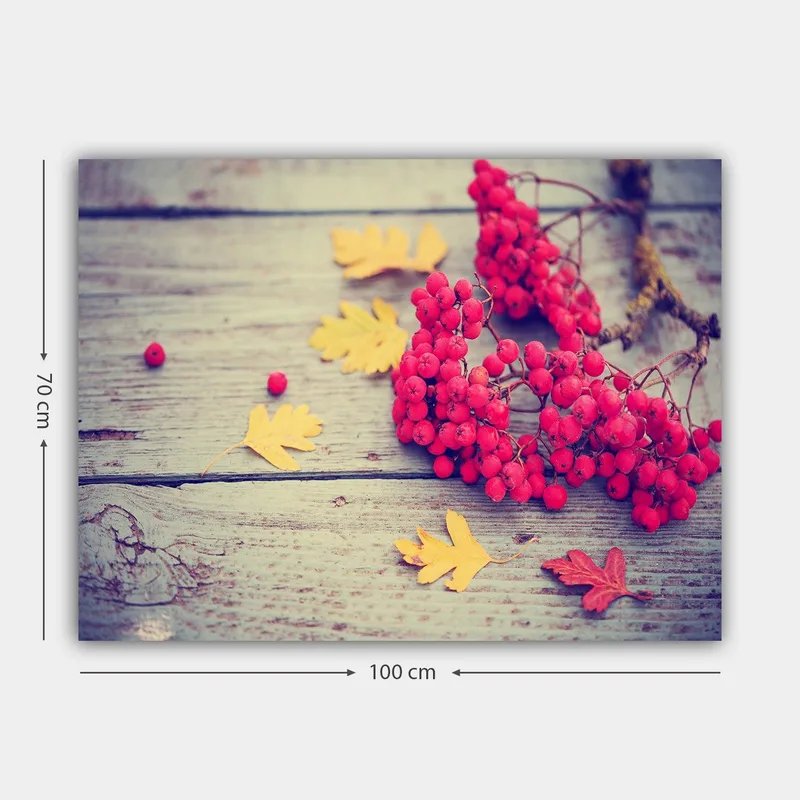 Canvastavla 70x100 cm - Vacker komposition av röda rönnbär och gula höstlöv på en träyta - Röd / Gul - Inredning & dekor - Tavlor & konst - Canvastavla