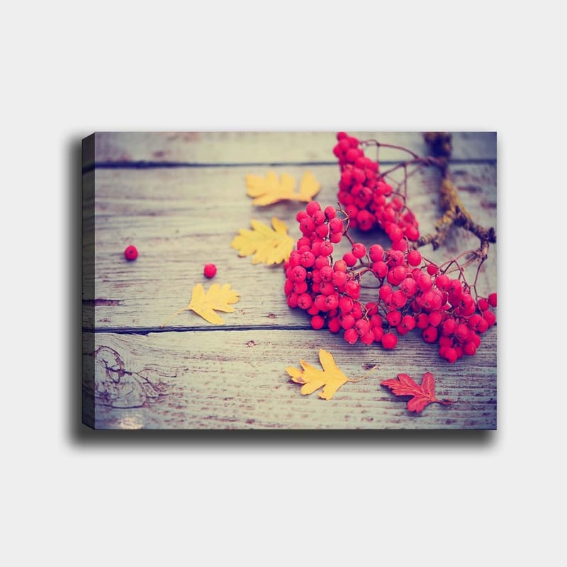 Canvastavla 70x100 cm - Vacker komposition av r öda rönnbär och gula höstlöv på en träyta, Röd / Gul