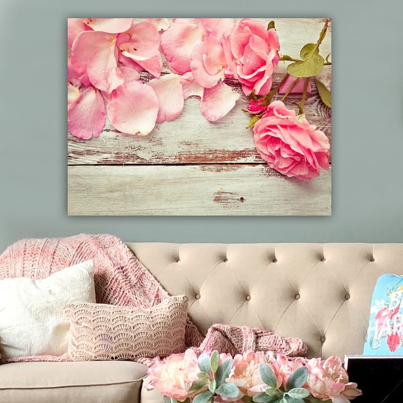 Canvastavla 70x100 cm - Vacker komposition av rosa rosor och rosblad på en träyta - Rosa / Grön / Brun - Inredning & dekor - Tavlor & konst - Canvastavla