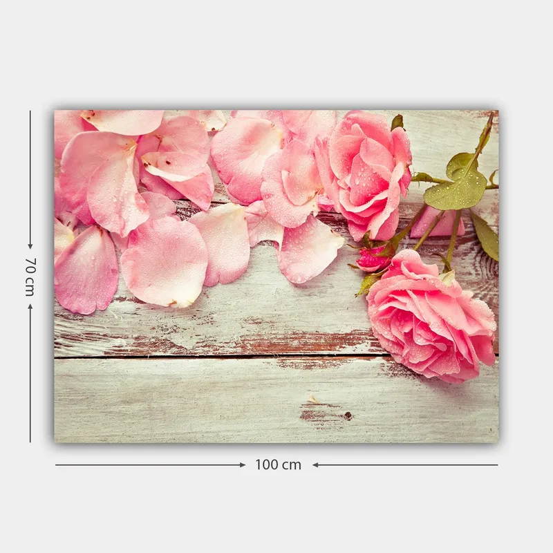 Canvastavla 70x100 cm - Vacker komposition av rosa rosor och rosblad på en träyta - Rosa / Grön / Brun - Inredning & dekor - Tavlor & konst - Canvastavla