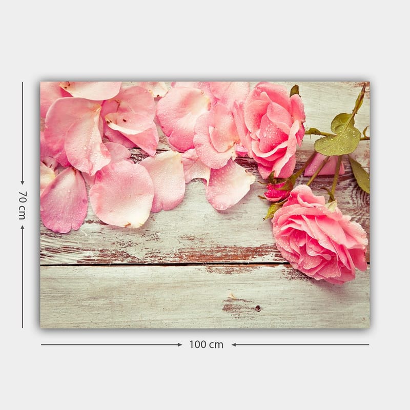 Canvastavla 70x100 cm - Vacker komposition av rosa rosor och rosblad på en träyta - Rosa / Grön / Brun - Inredning & dekor - Tavlor & konst - Canvastavla