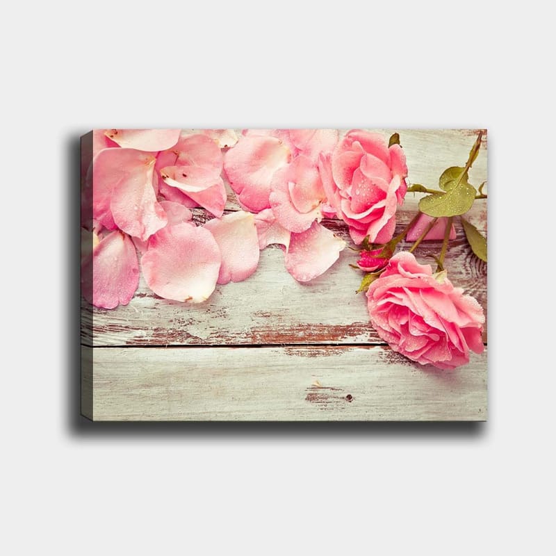 Canvastavla 70x100 cm - Vacker komposition av rosa rosor och rosblad på en träyta - Rosa / Grön / Brun - Inredning & dekor - Tavlor & konst - Canvastavla