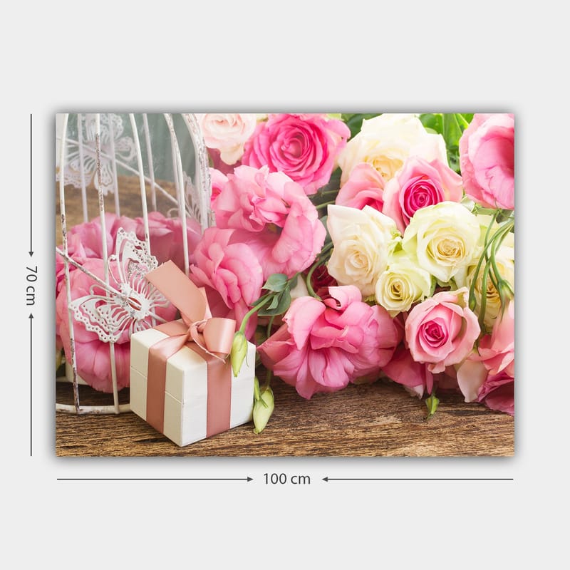 Canvastavla 70x100 cm - Vacker komposition av rosor i olika nyanser tillsammans med en present inslagen i vitt och rosa band - Rosa / Vit / Grön - Inredning & dekor - Tavlor & konst - Canvastavla