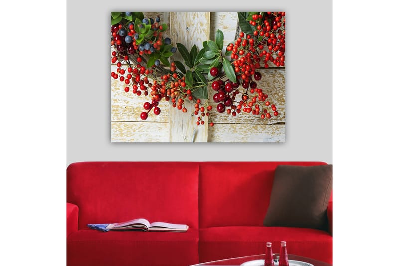 Canvastavla 70x100 cm - Vacker krans av bär och gröna blad som skapar en festlig atmosfär - Röd / Grön / Blå - Inredning & dekor - Tavlor & konst - Canvastavla