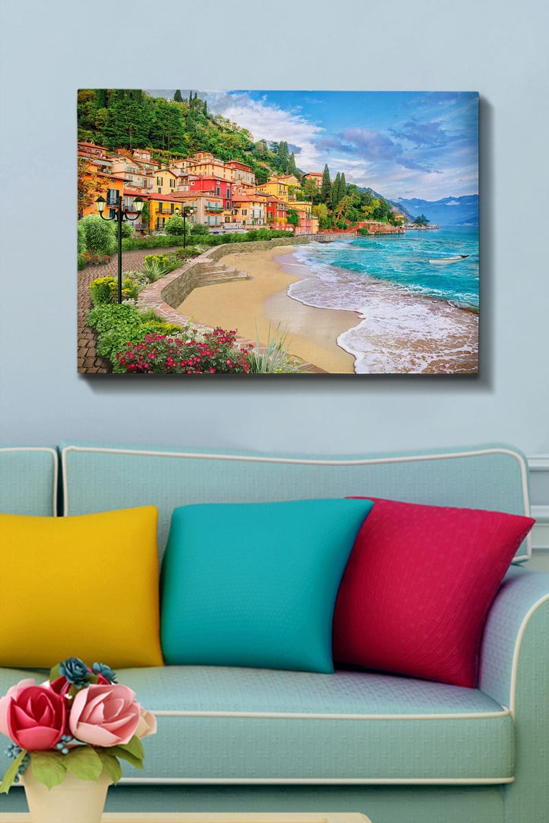 Canvastavla 70x100 cm - Vacker kustlinje med färgglada hus som klättrar uppför en grönskande kulle vid en strand - Blå / Grön / Gul - Inredning & dekor - Tavlor & konst - Canvastavla