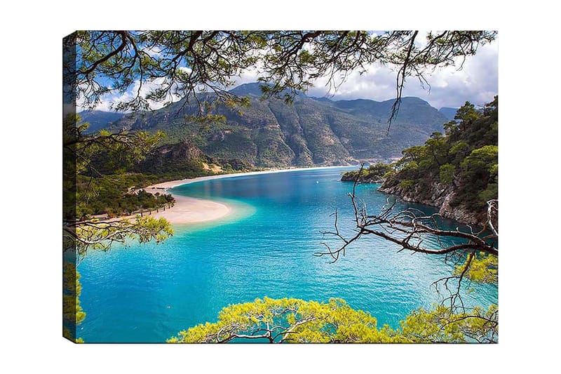 Canvastavla 70x100 cm - Vacker kustlinje med klart turkost vatten och omgivande gröna berg - Turkos / Grön / Beige - Inredning & dekor - Tavlor & konst - Canvastavla