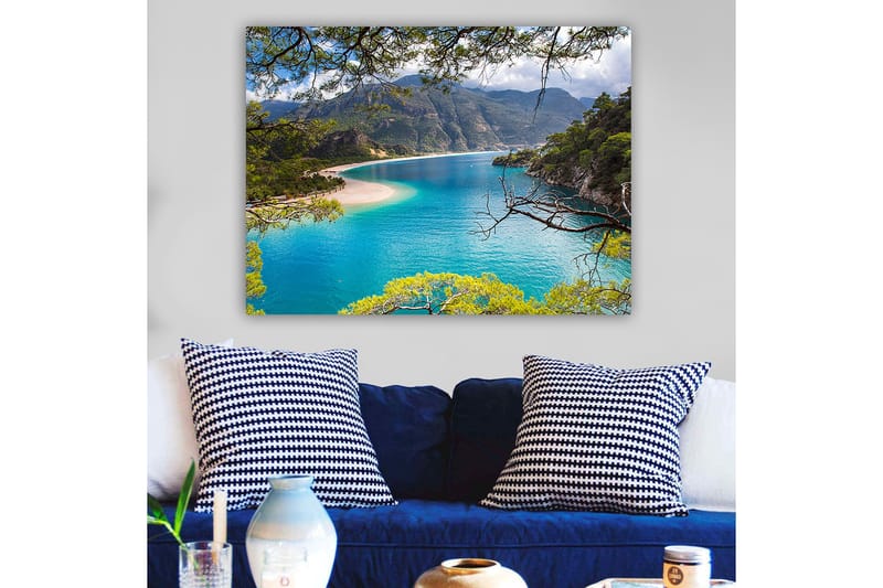 Canvastavla 70x100 cm - Vacker kustlinje med klart turkost vatten och omgivande gröna berg - Turkos / Grön / Beige - Inredning & dekor - Tavlor & konst - Canvastavla
