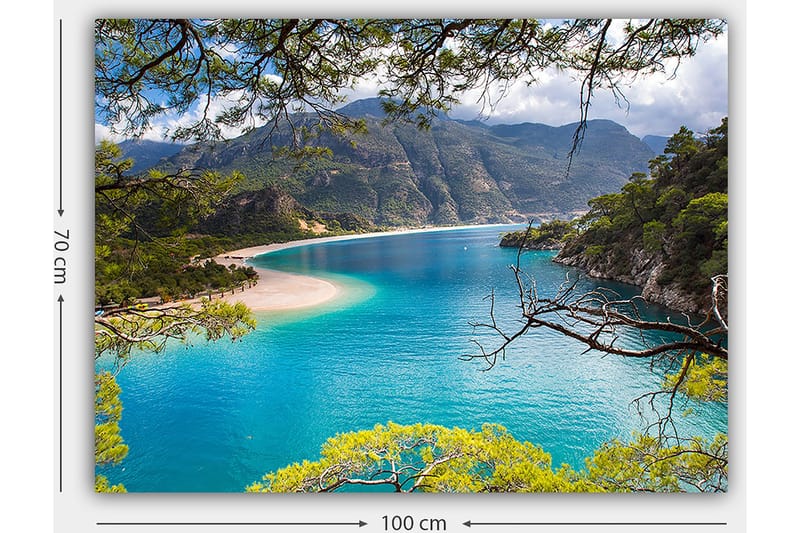 Canvastavla 70x100 cm - Vacker kustlinje med klart turkost vatten och omgivande gröna berg - Turkos / Grön / Beige - Inredning & dekor - Tavlor & konst - Canvastavla
