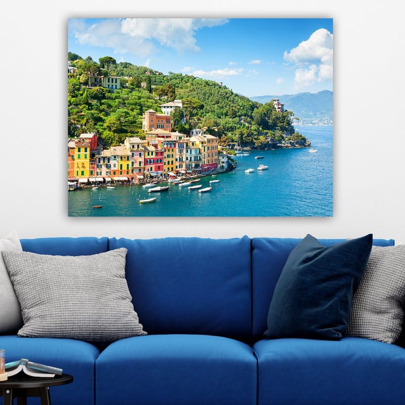 Canvastavla 70x100 cm - Vacker kuststad med färgglada hus vid havet, omgiven av grönskande kullar - Blå / Grön / Gul - Inredning & dekor - Tavlor & konst - Canvastavla