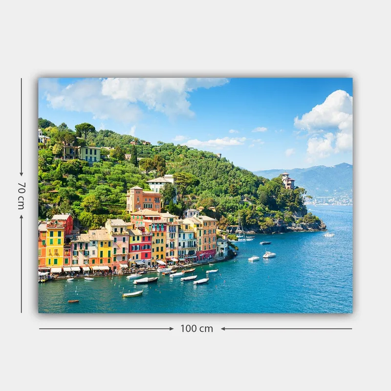 Canvastavla 70x100 cm - Vacker kuststad med färgglada hus vid havet, omgiven av grönskande kullar - Blå / Grön / Gul - Inredning & dekor - Tavlor & konst - Canvastavla