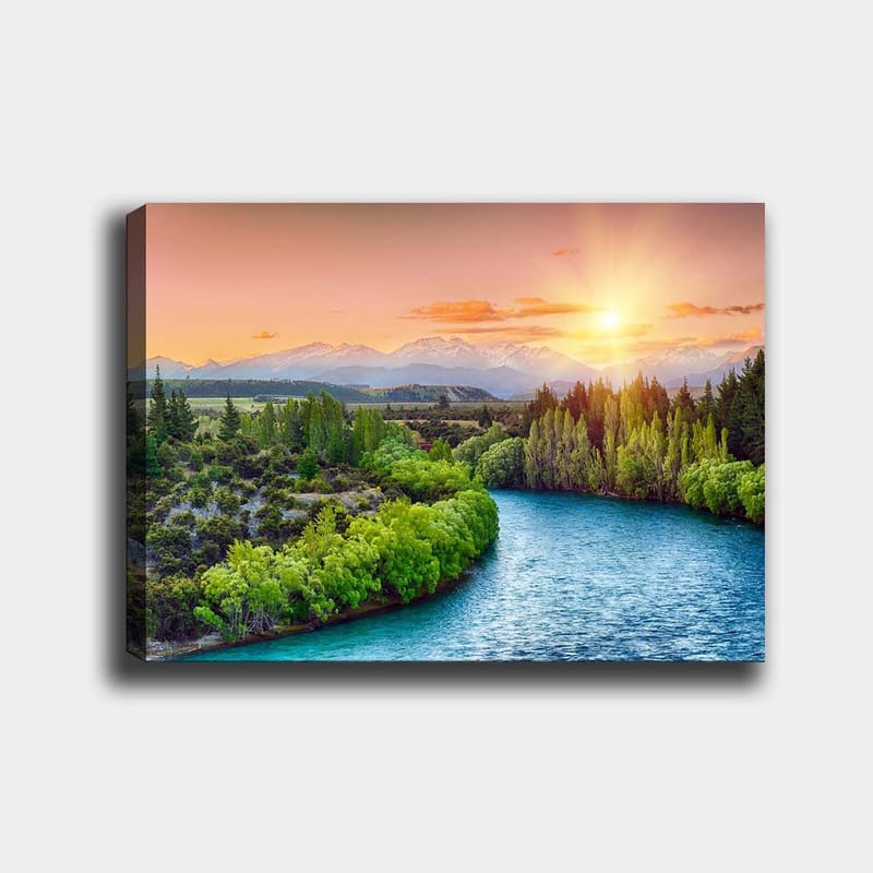 Canvastavla 70x100 cm - Vacker landskapsmålning med en flod som slingrar sig genom grönskande träd och berg i bakgrunden under en soluppgång - Grön / Blå / Orange - Inredning & dekor - Tavlor & konst - Canvastavla
