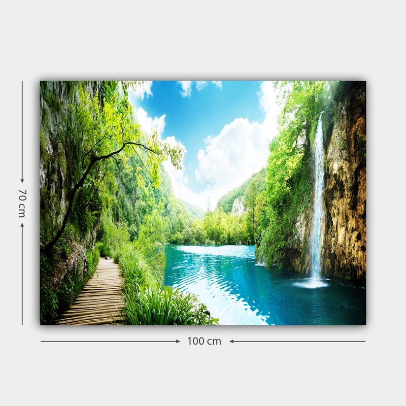 Canvastavla 70x100 cm - Vacker naturscen med en vattenfall som rinner ner i en klar, blå sjö omgiven av frodig grönska och berg - Grön / Blå - Inredning & dekor - Tavlor & konst - Canvastavla