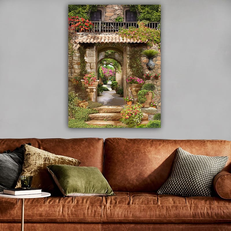Canvastavla 70x100 cm - Vacker och grönskande trädgård med blomsterarrangemang och en stenbåge som leder in i en lummig gång - Grön / Rosa / Beige - Inredning & dekor - Tavlor & konst - Canvastavla