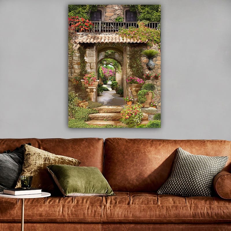 Canvastavla 70x100 cm - Vacker och grönskande trädgård med blomsterarrangemang och en stenbåge som leder in i en lummig gång - Grön / Rosa / Beige - Inredning & dekor - Tavlor & konst - Canvastavla