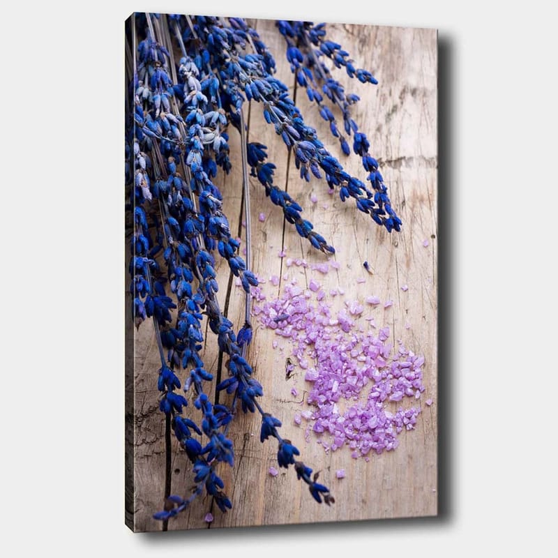 Canvastavla 70x100 cm - Vacker samling av lavendelblommor med lila salt på en träyta - Blå / Lila - Inredning & dekor - Tavlor & konst - Canvastavla