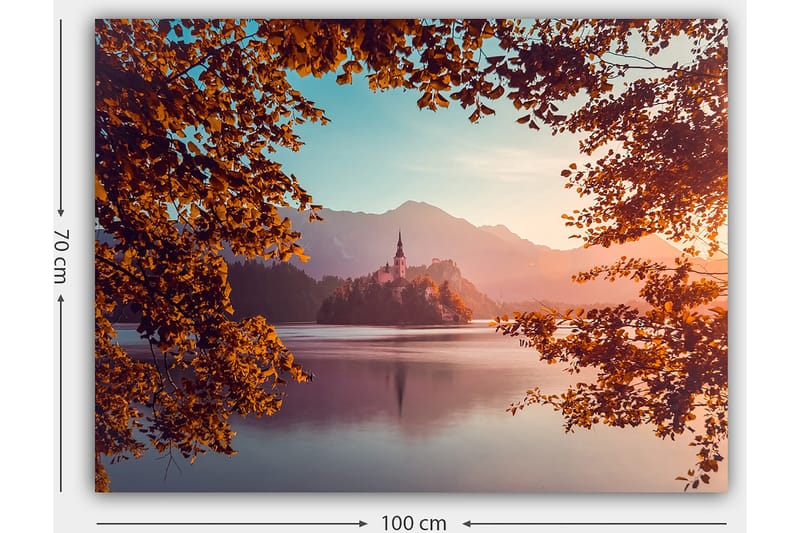 Canvastavla 70x100 cm - Vacker sjö med en ö och ett slott omgiven av höstfärgade träd och berg i bakgrunden - Orange / Blå / Lila - Inredning & dekor - Tavlor & konst - Canvastavla