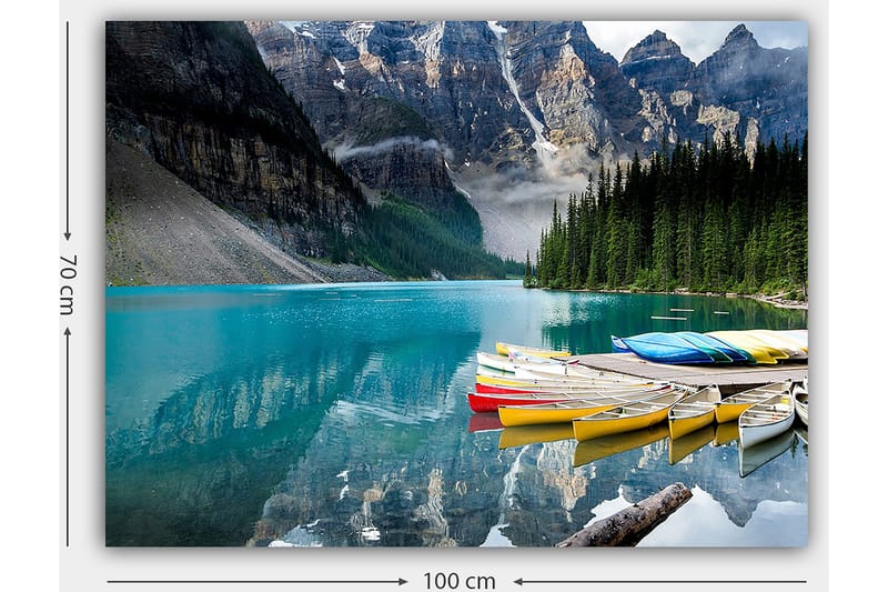 Canvastavla 70x100 cm - Vacker sjö med färgglada kanoter som ligger vid en naturskön bergskedja - Turkos / Grön / Gul - Inredning & dekor - Tavlor & konst - Canvastavla