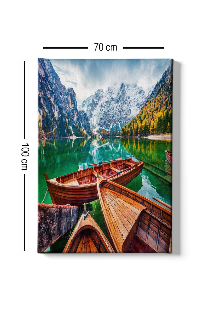 Canvastavla 70x100 cm - Vacker sjö med flera träbåtar och omgivande berg i en naturskön miljö - Grön / Brun / Blå - Inredning & dekor - Tavlor & konst - Canvastavla